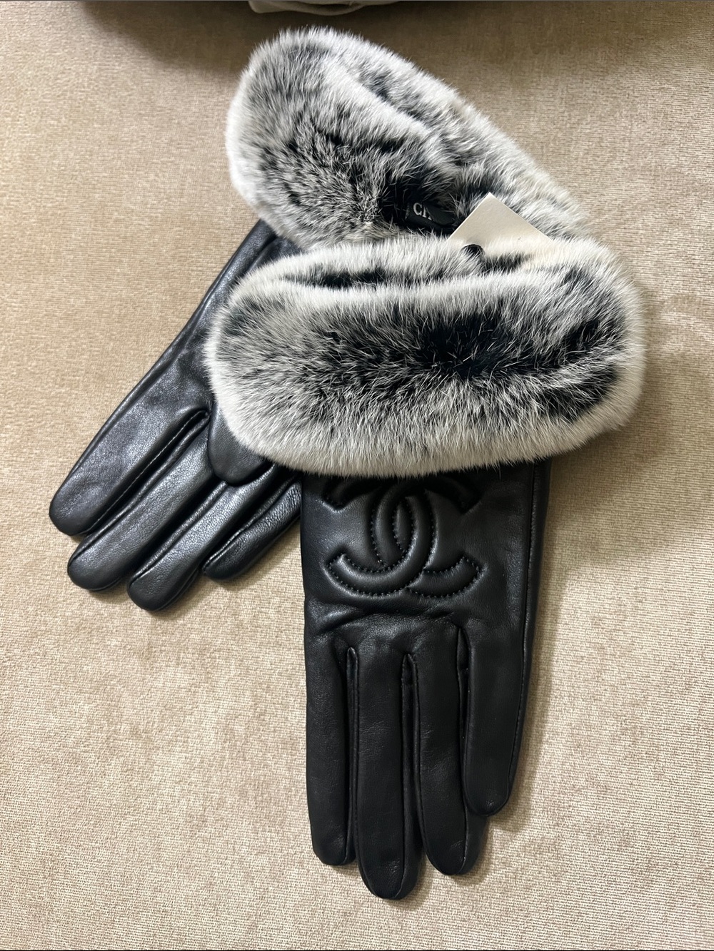 New Luxury Black Leather Women's Gloves with Gray Faux-Fur Cuff and Logo